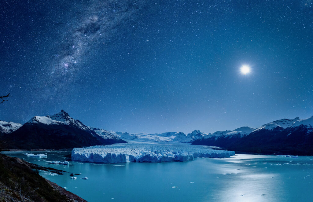 Luna llena sobre el glaciar